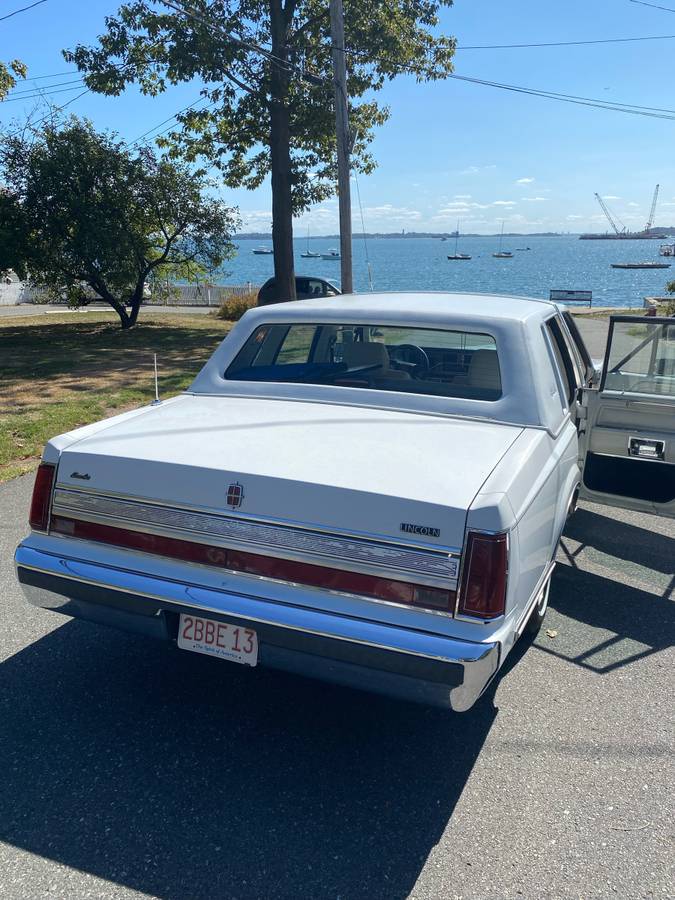 Lincoln-town-car-signature-1989-white-10