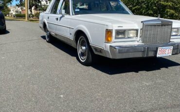 Lincoln-town-car-signature-1989-white-11