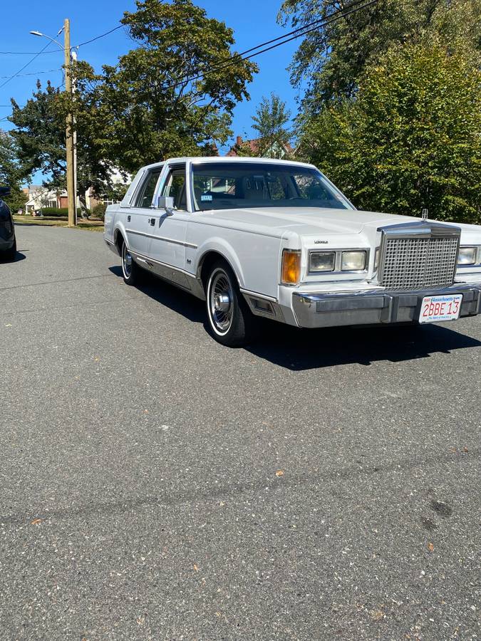Lincoln-town-car-signature-1989-white-11