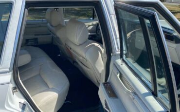 Lincoln-town-car-signature-1989-white-12