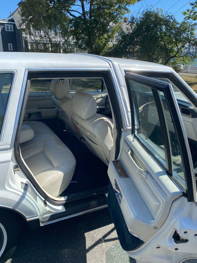 Lincoln-town-car-signature-1989-white-12