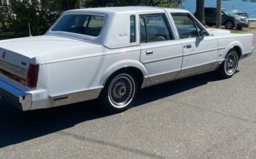 Lincoln-town-car-signature-1989-white-13