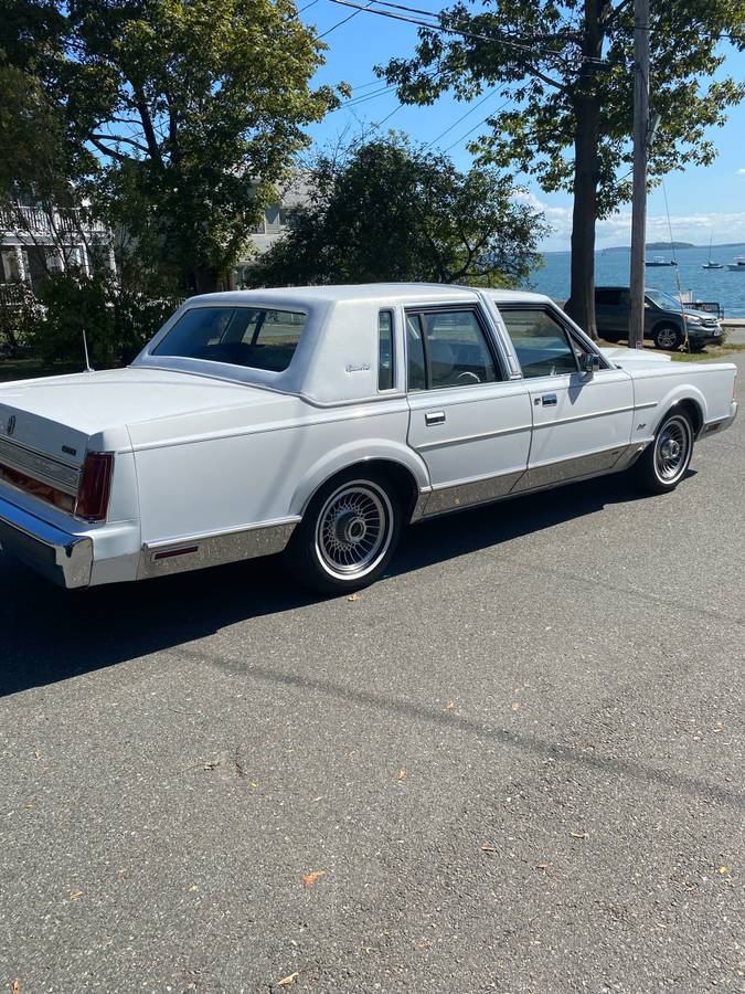 Lincoln-town-car-signature-1989-white-13