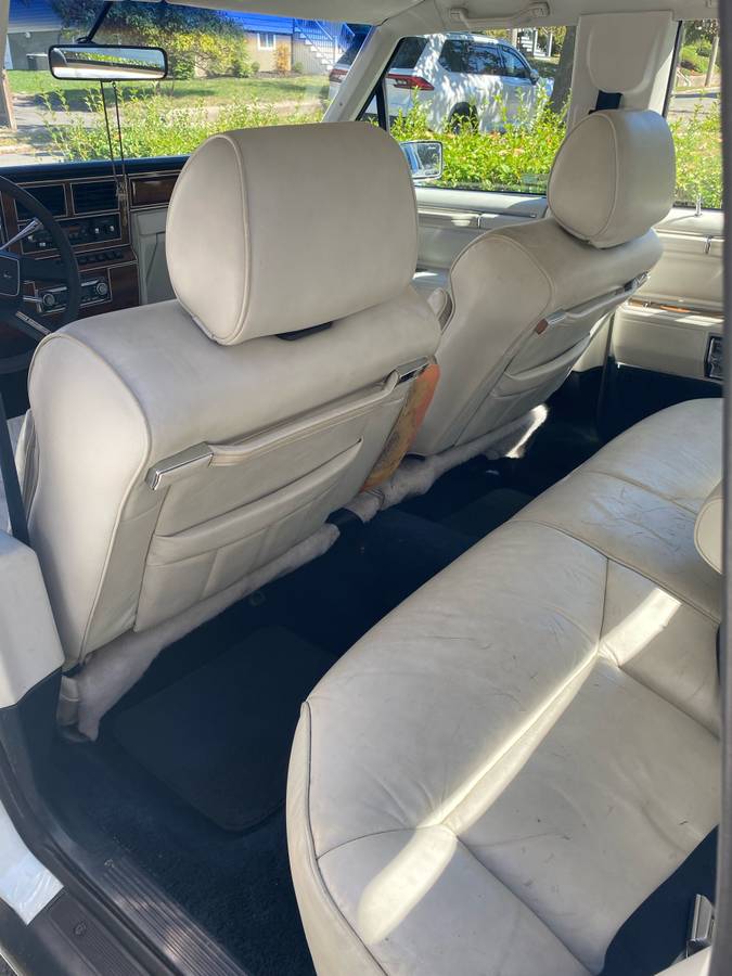 Lincoln-town-car-signature-1989-white-14