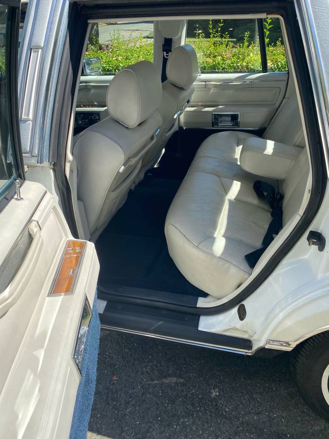 Lincoln-town-car-signature-1989-white-3