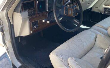 Lincoln-town-car-signature-1989-white-4
