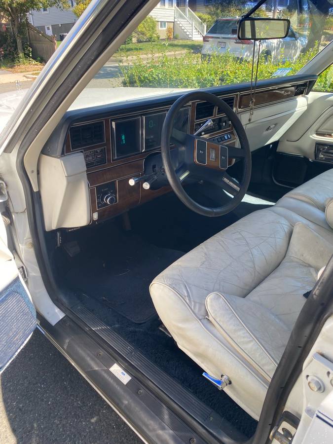 Lincoln-town-car-signature-1989-white-4
