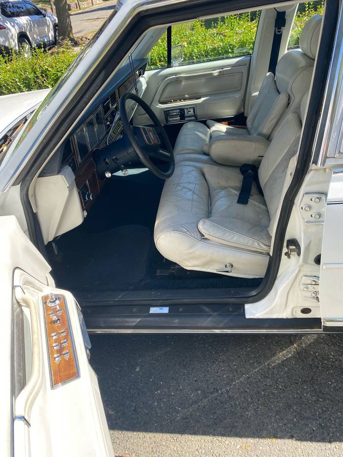 Lincoln-town-car-signature-1989-white-5