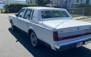 Lincoln-town-car-signature-1989-white-7