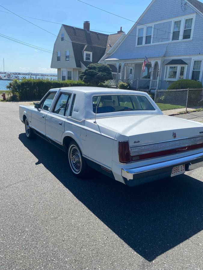 Lincoln-town-car-signature-1989-white-7