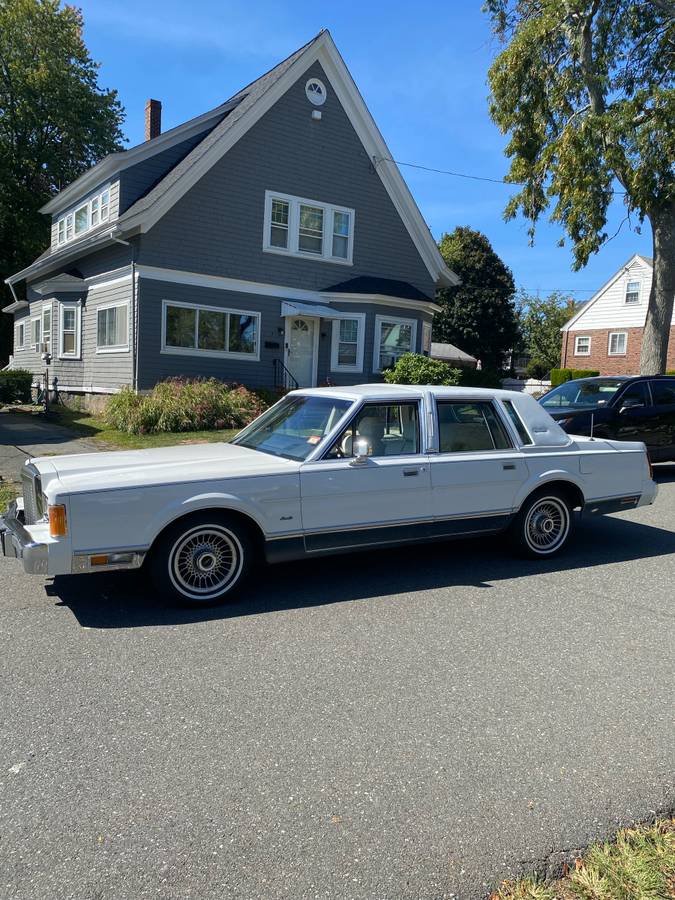 Lincoln-town-car-signature-1989-white-8