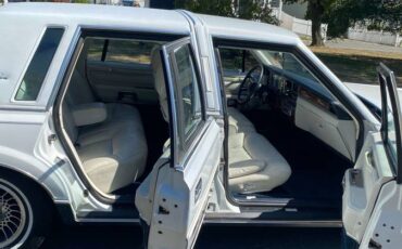 Lincoln-town-car-signature-1989-white-9