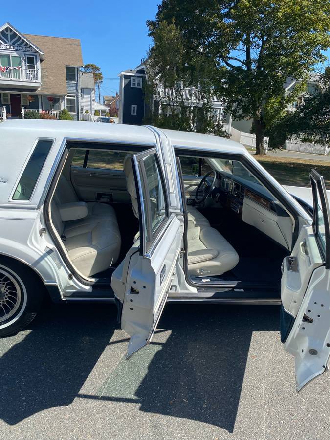 Lincoln-town-car-signature-1989-white-9