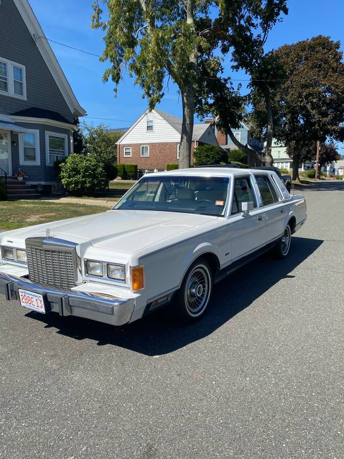 Lincoln-town-car-signature-1989-white