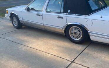 Lincoln-town-car-signature-1993-white-1