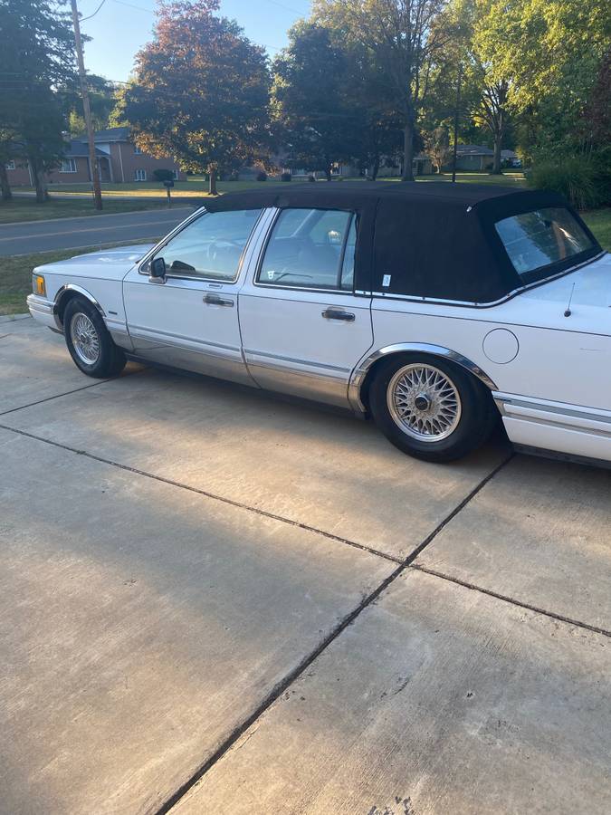 Lincoln-town-car-signature-1993-white-1