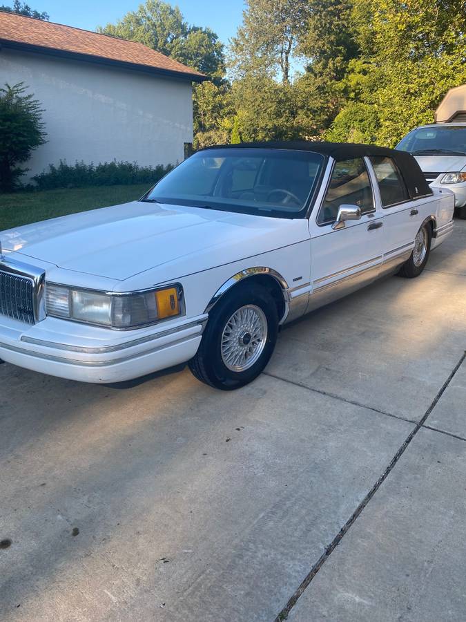 Lincoln-town-car-signature-1993-white