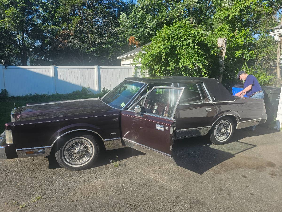 Lincoln-town-car-signature-limited-1988-custom-10