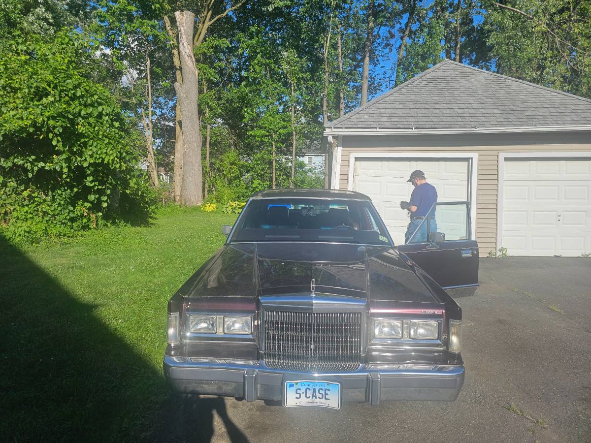 Lincoln-town-car-signature-limited-1988-custom-11