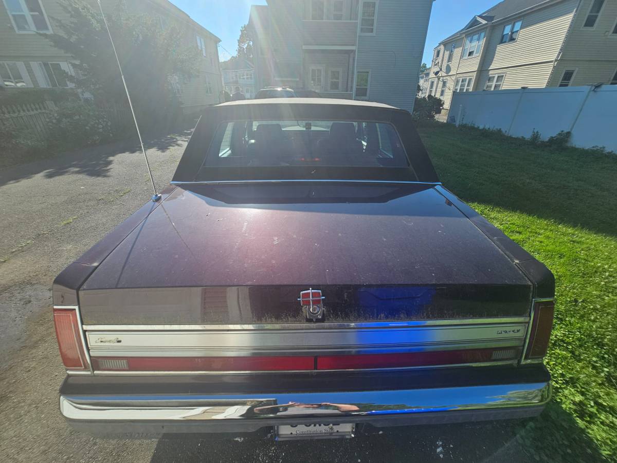 Lincoln-town-car-signature-limited-1988-custom-8