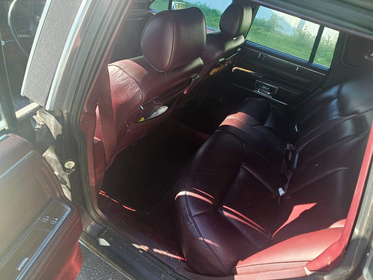 Lincoln-town-car-signature-limited-1988-custom