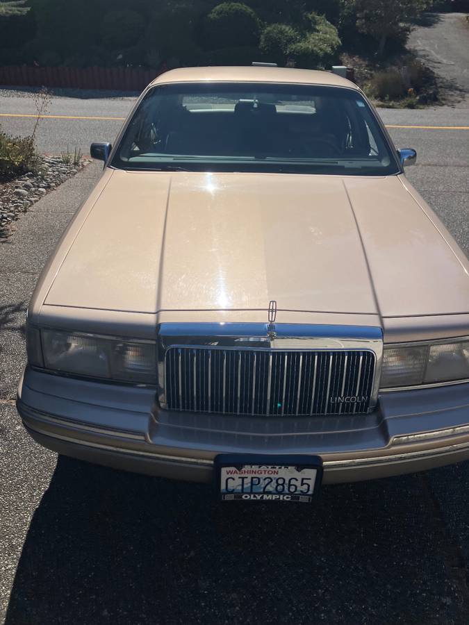 Lincoln-town-car-signature-tournament-edition-1993-10