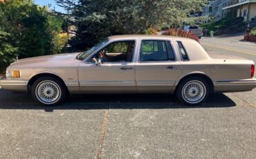 Lincoln-town-car-signature-tournament-edition-1993