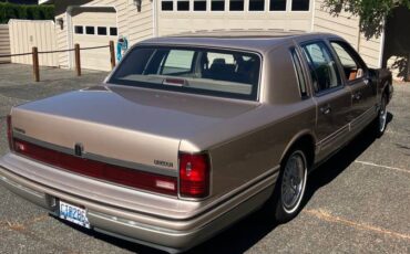 Lincoln-town-car-signature-tournament-edition-1993-8