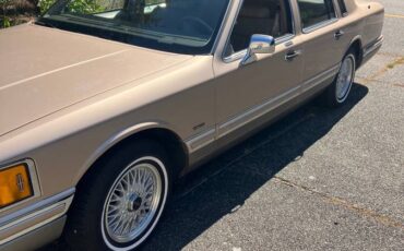 Lincoln-town-car-signature-tournament-edition-1993-9