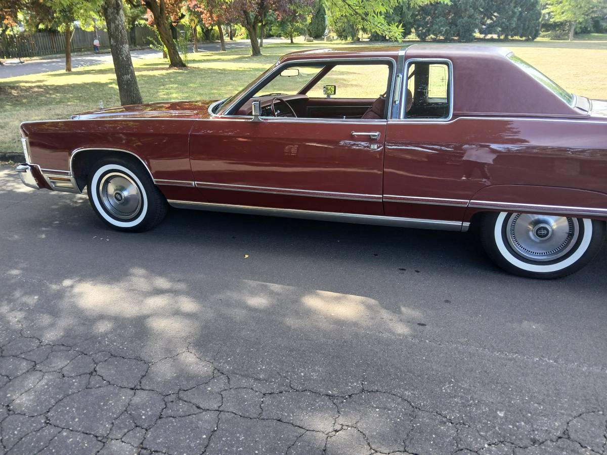 Lincoln-town-coupe-1975-custom-4