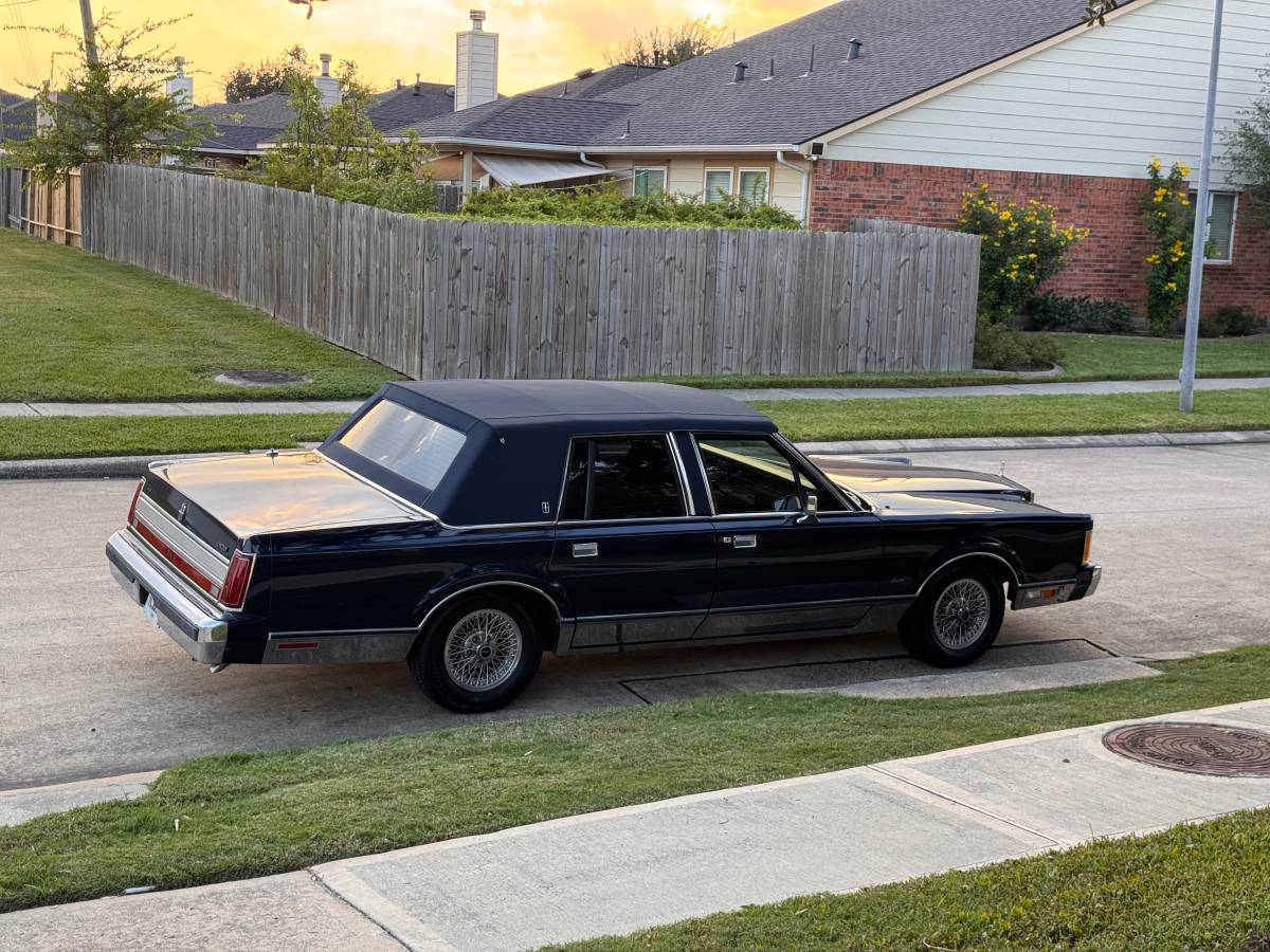 Lincoln-towncar-signature-series-1989-blue-1