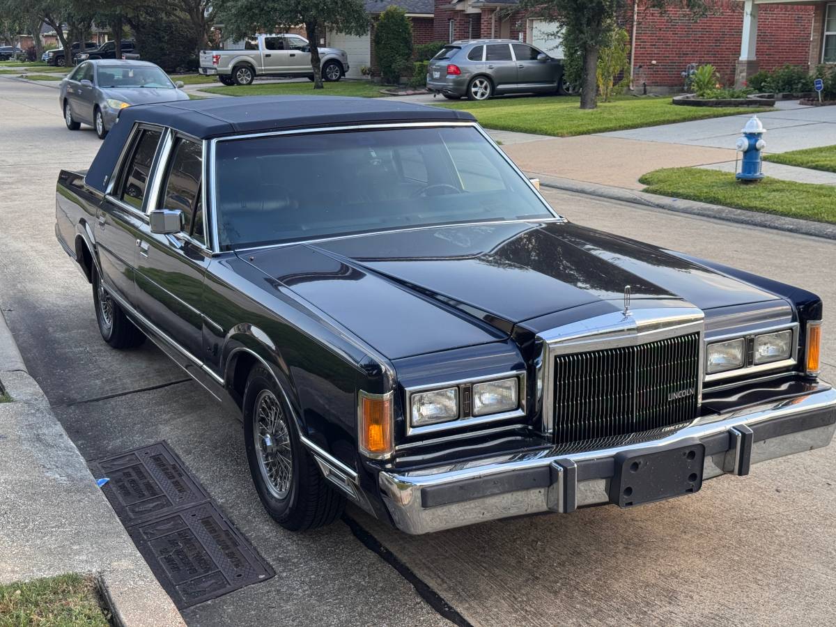 Lincoln-towncar-signature-series-1989-blue-10