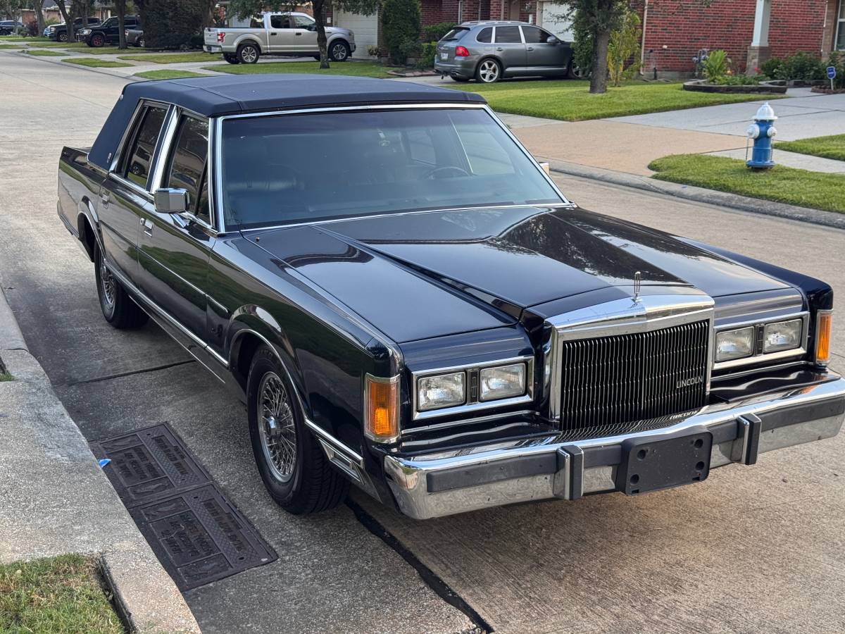 Lincoln-towncar-signature-series-1989-blue-11