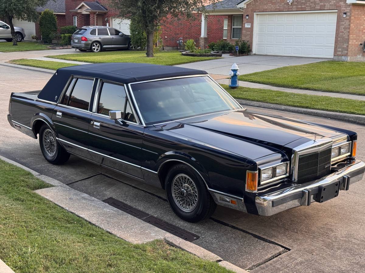 Lincoln-towncar-signature-series-1989-blue-12