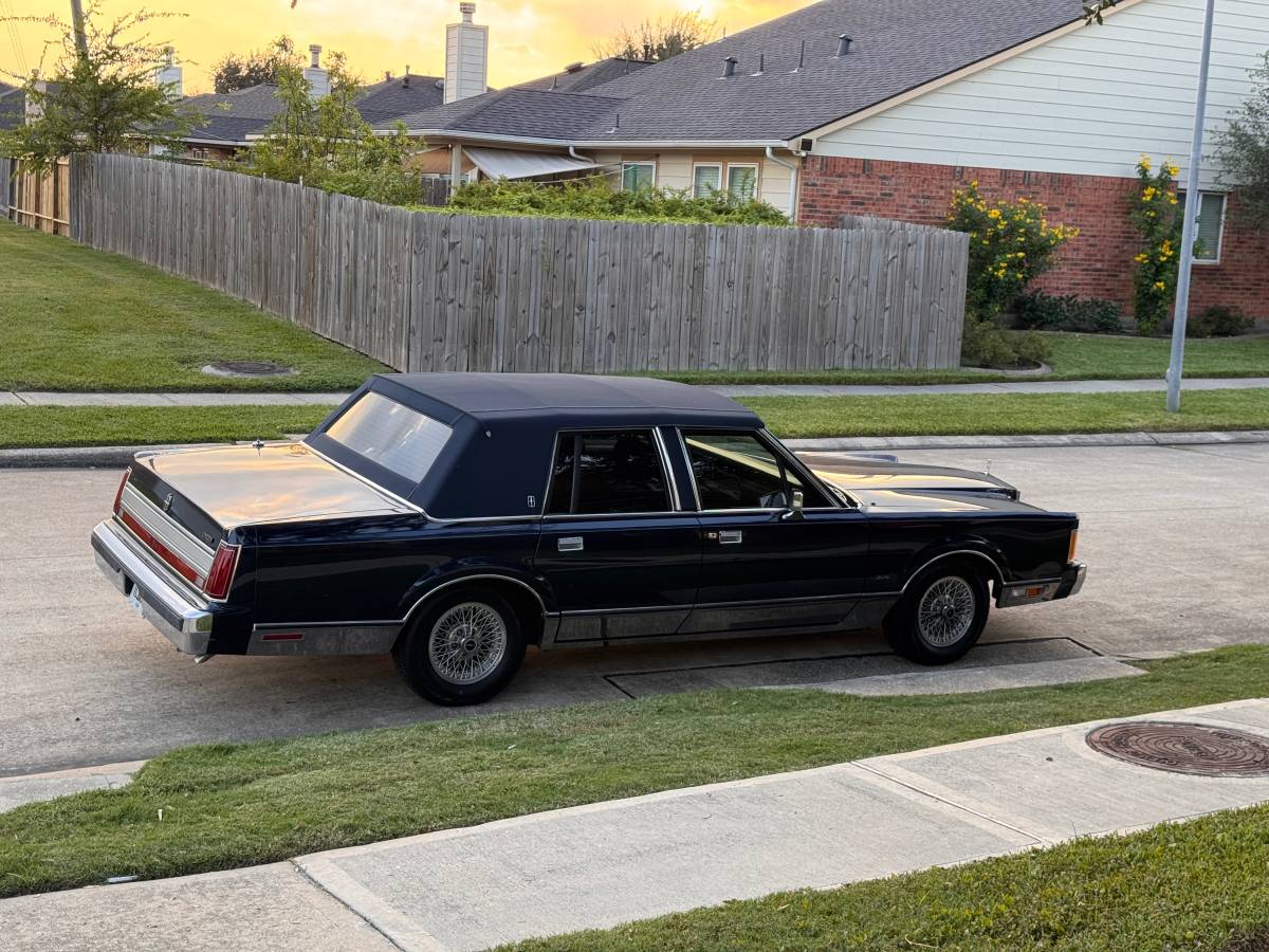 Lincoln-towncar-signature-series-1989-blue-2