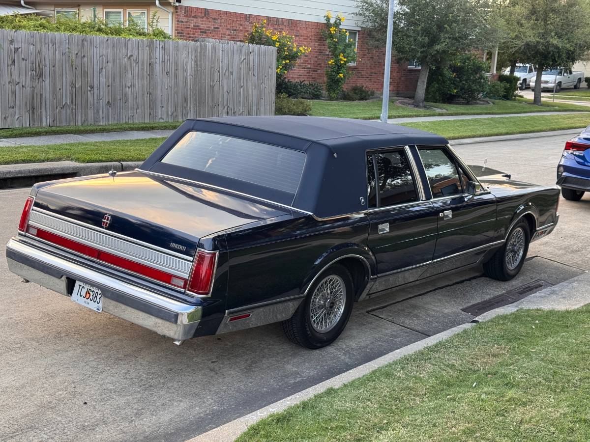 Lincoln-towncar-signature-series-1989-blue-5
