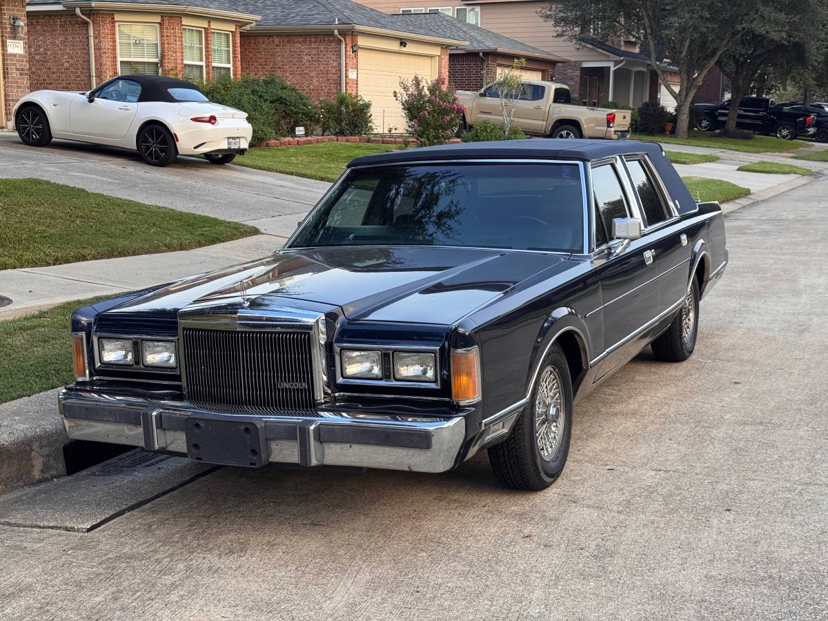 Lincoln-towncar-signature-series-1989-blue