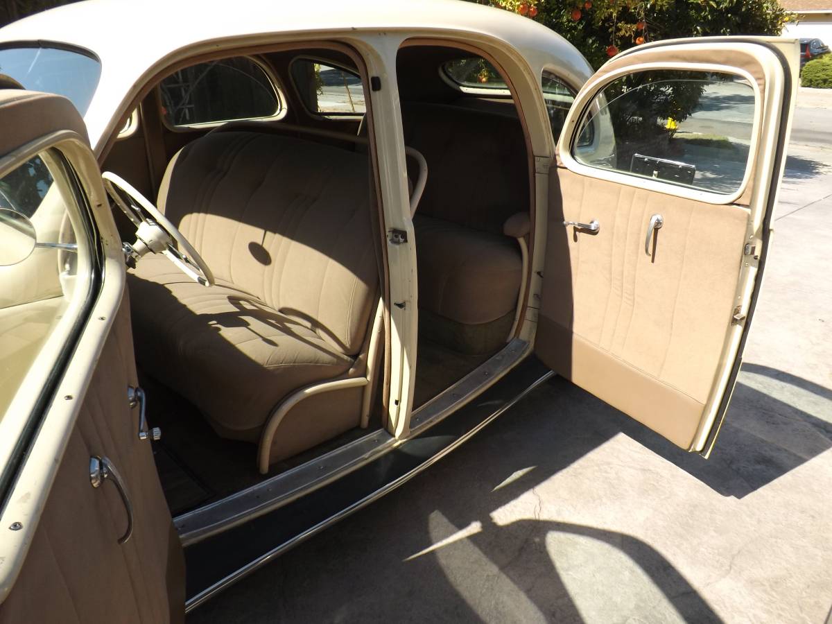 Lincoln-zephyr-1937-yellow-12