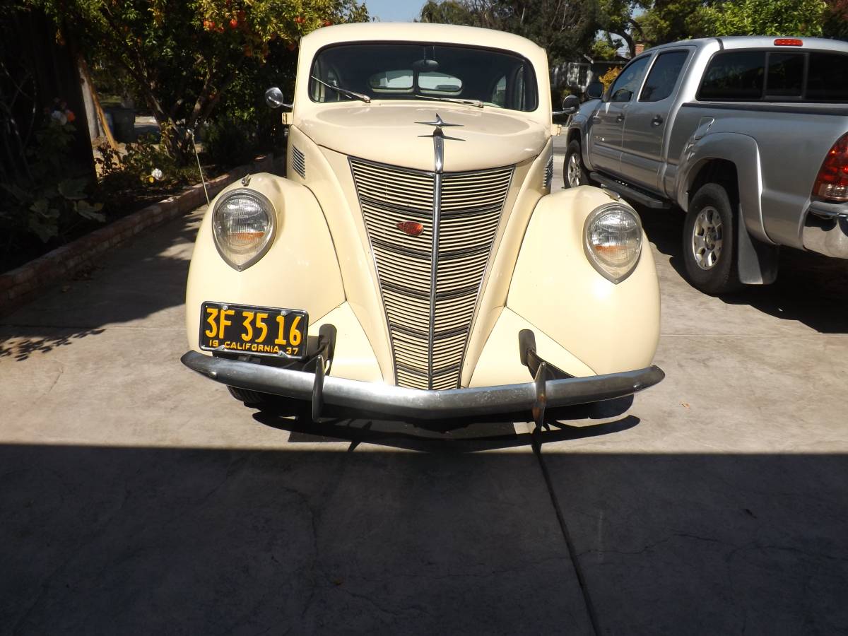 Lincoln-zephyr-1937-yellow-5