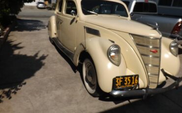 Lincoln-zephyr-1937-yellow-7