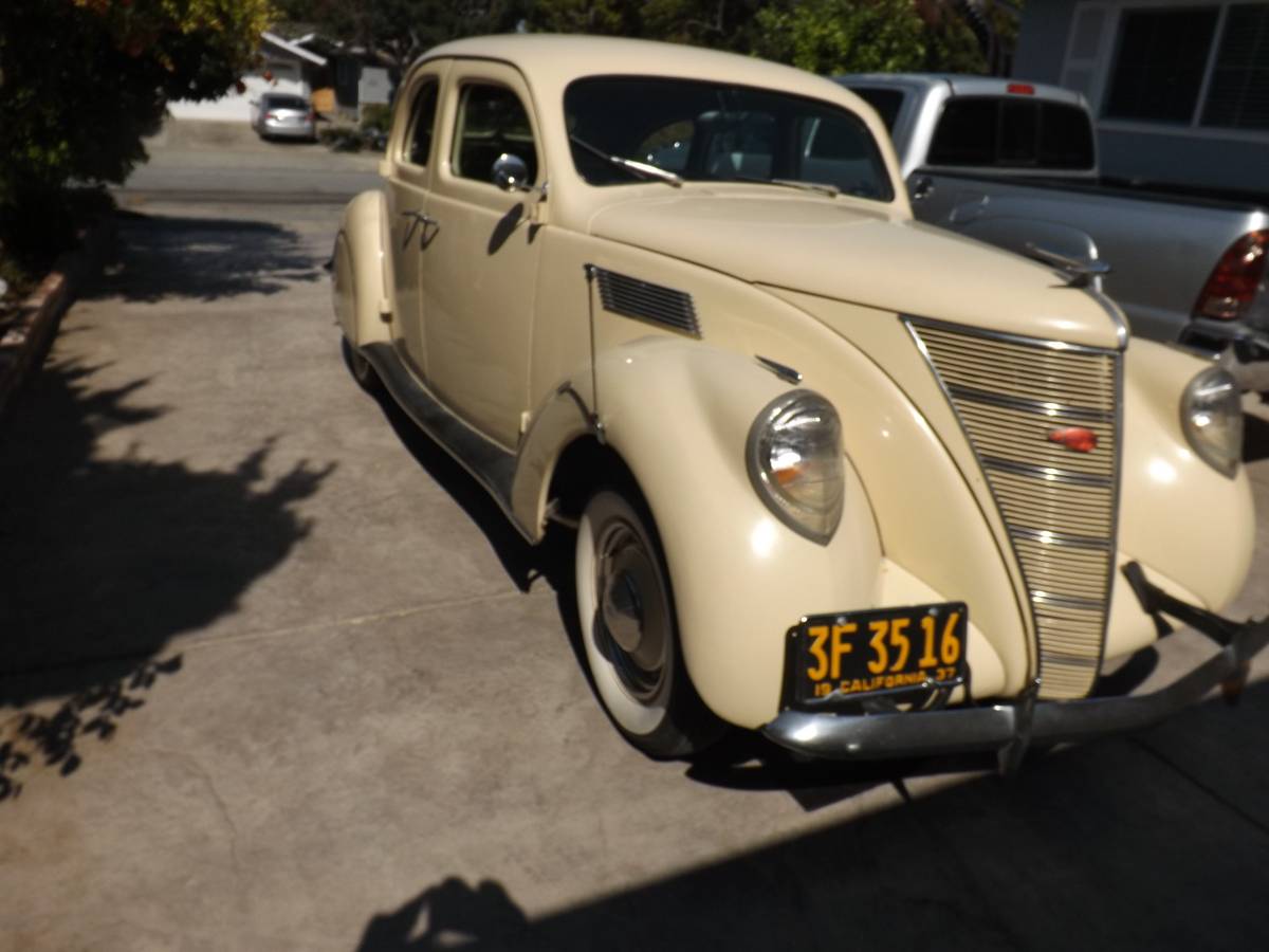 Lincoln-zephyr-1937-yellow-7