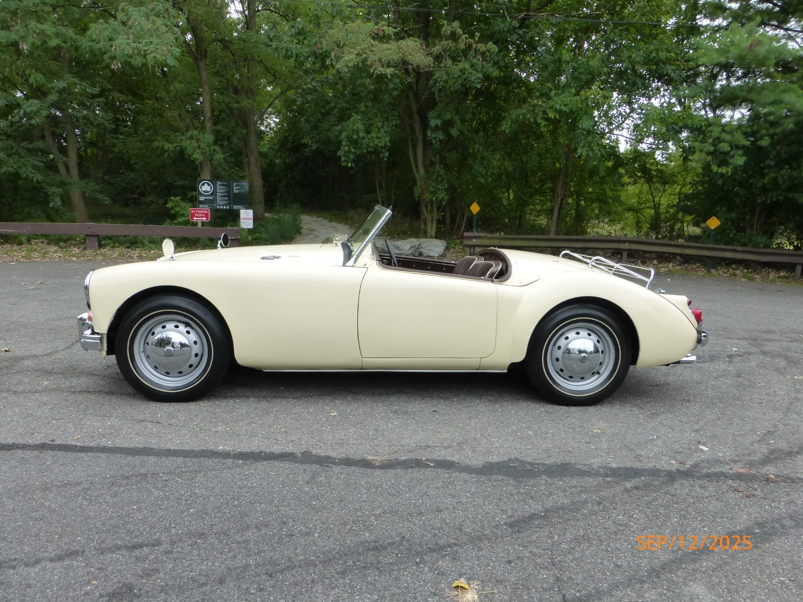 MG-MGA-1960-Convertible-1
