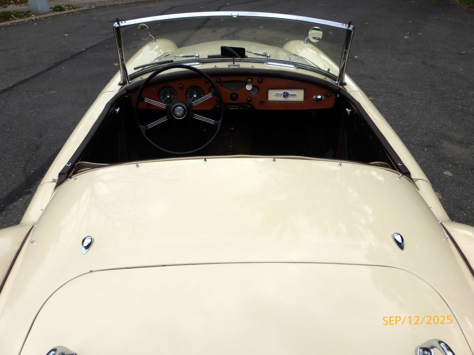 MG-MGA-1960-Convertible-10