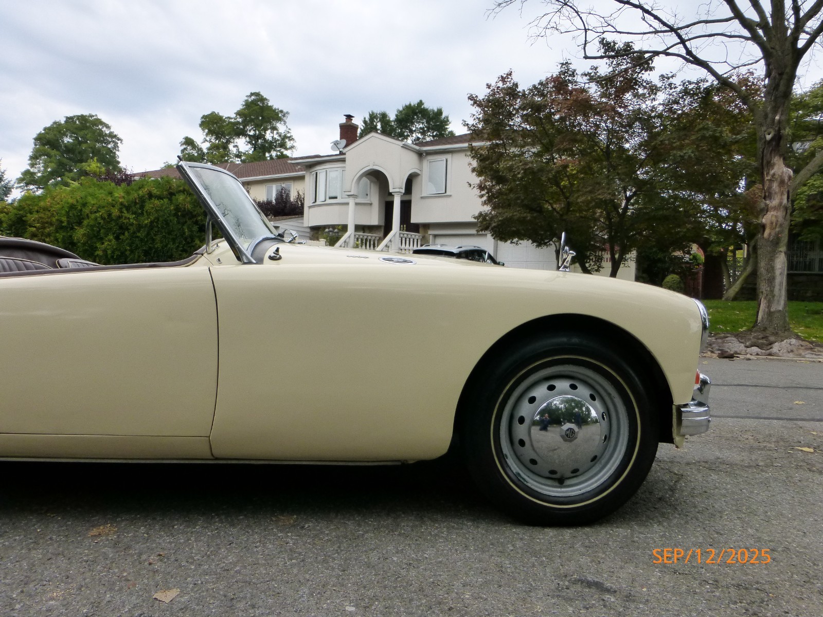 MG-MGA-1960-Convertible-12