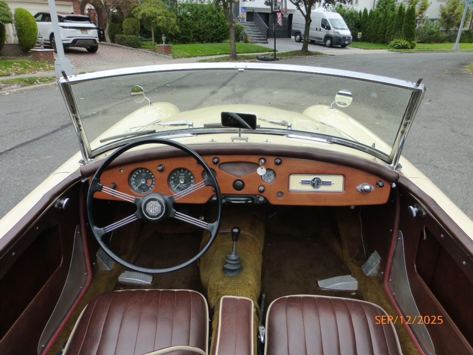 MG-MGA-1960-Convertible-14