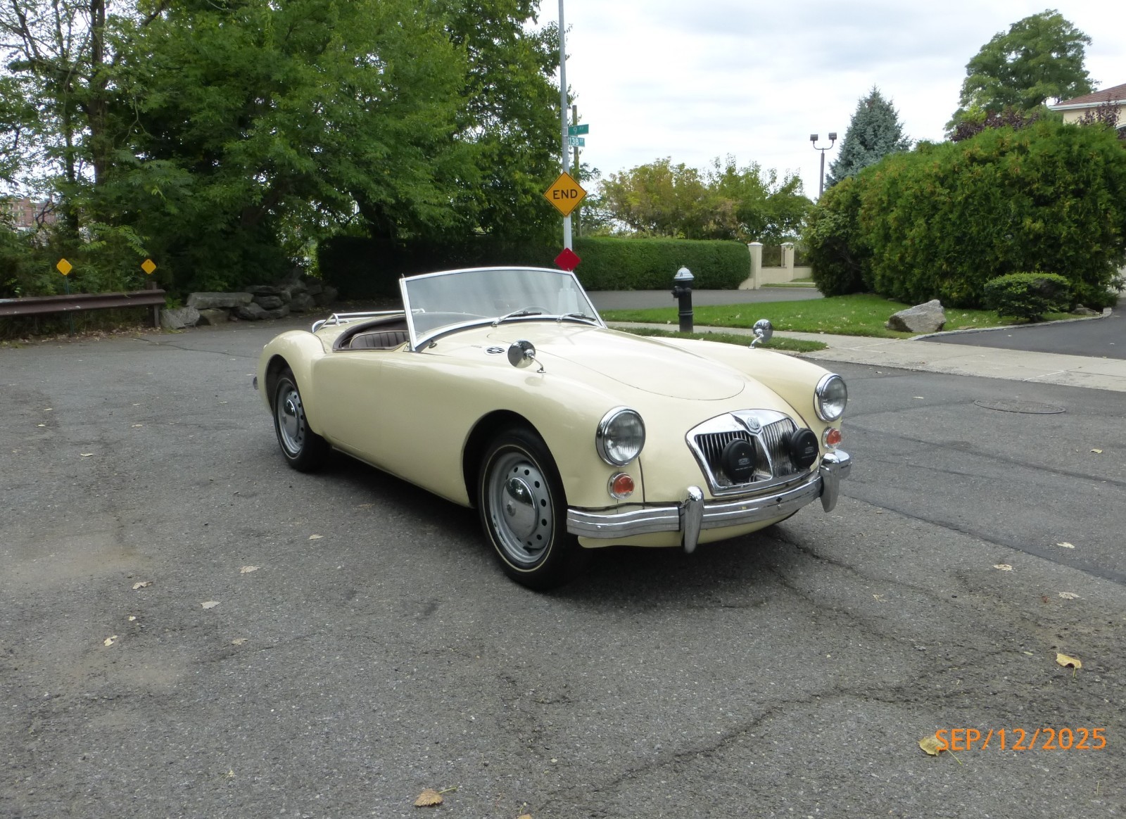 MG-MGA-1960-Convertible-29