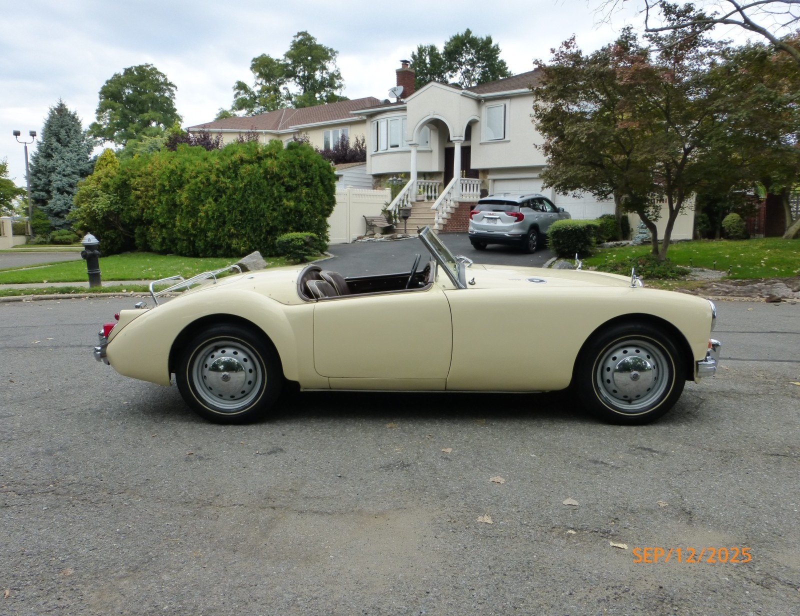 MG-MGA-1960-Convertible-3