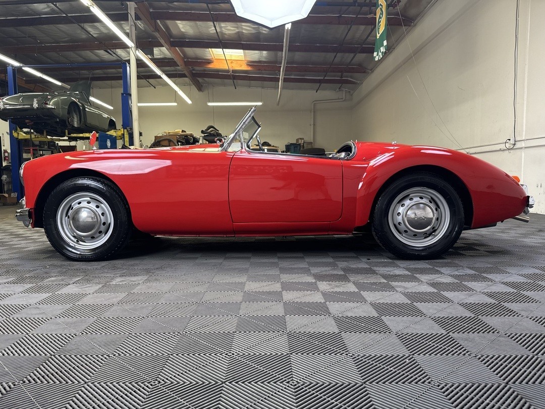 MG-MGA-1962-Convertible-9