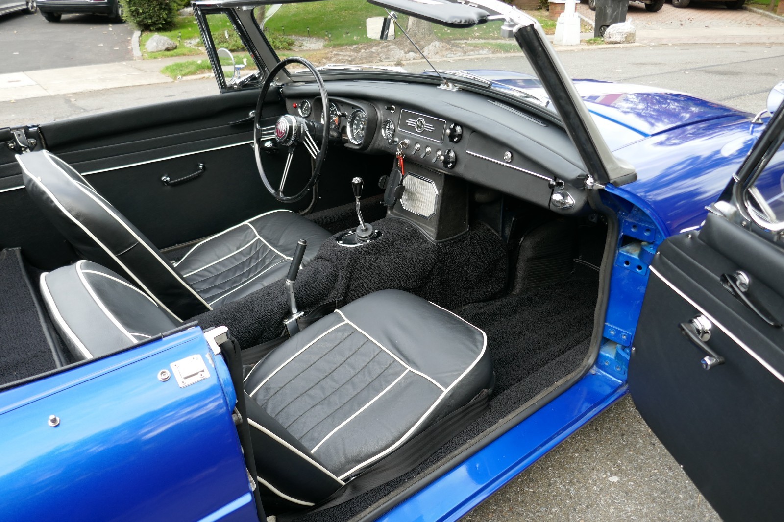 MG-MGB-1966-Convertible-14