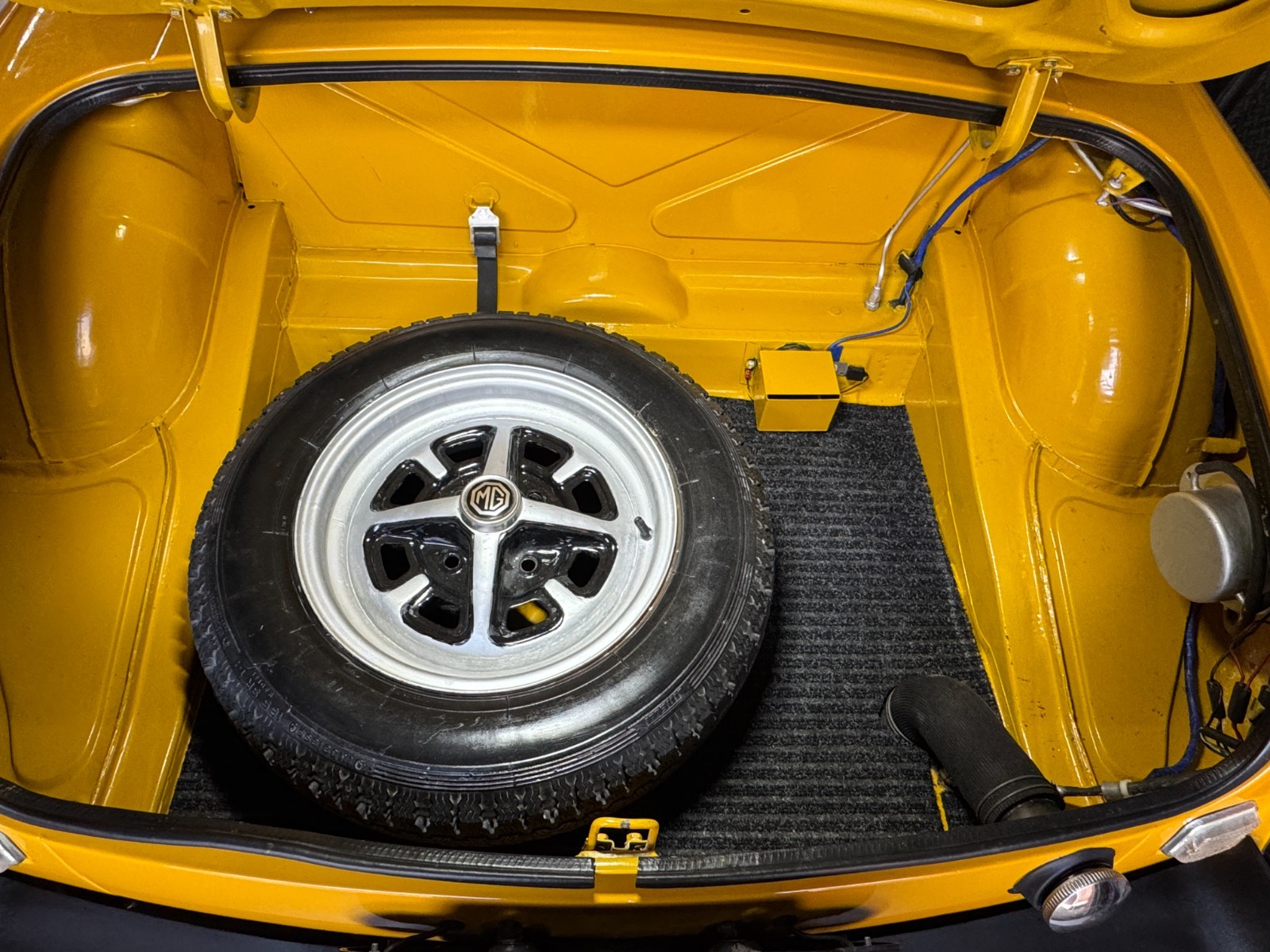 MG-MGB-1980-Convertible-7